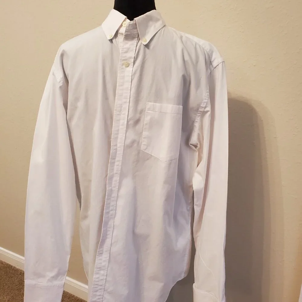 Banana Republic classic button down white shirt Size L. 97% cotton 3%Lycra.
